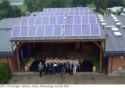 Leuten stehen in einer Halle auf dem Dach ist eine Solaranlage